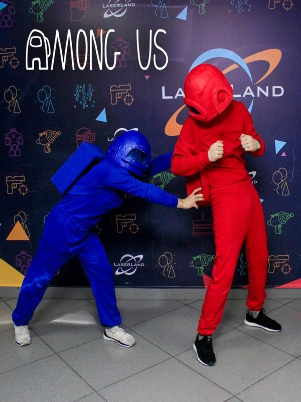 Ведущие в костюмах Among Us